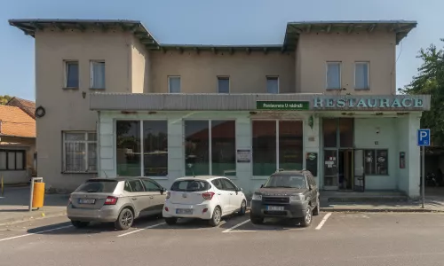  Nádražní restaurace s hotelem v Hrušovanech u Brna